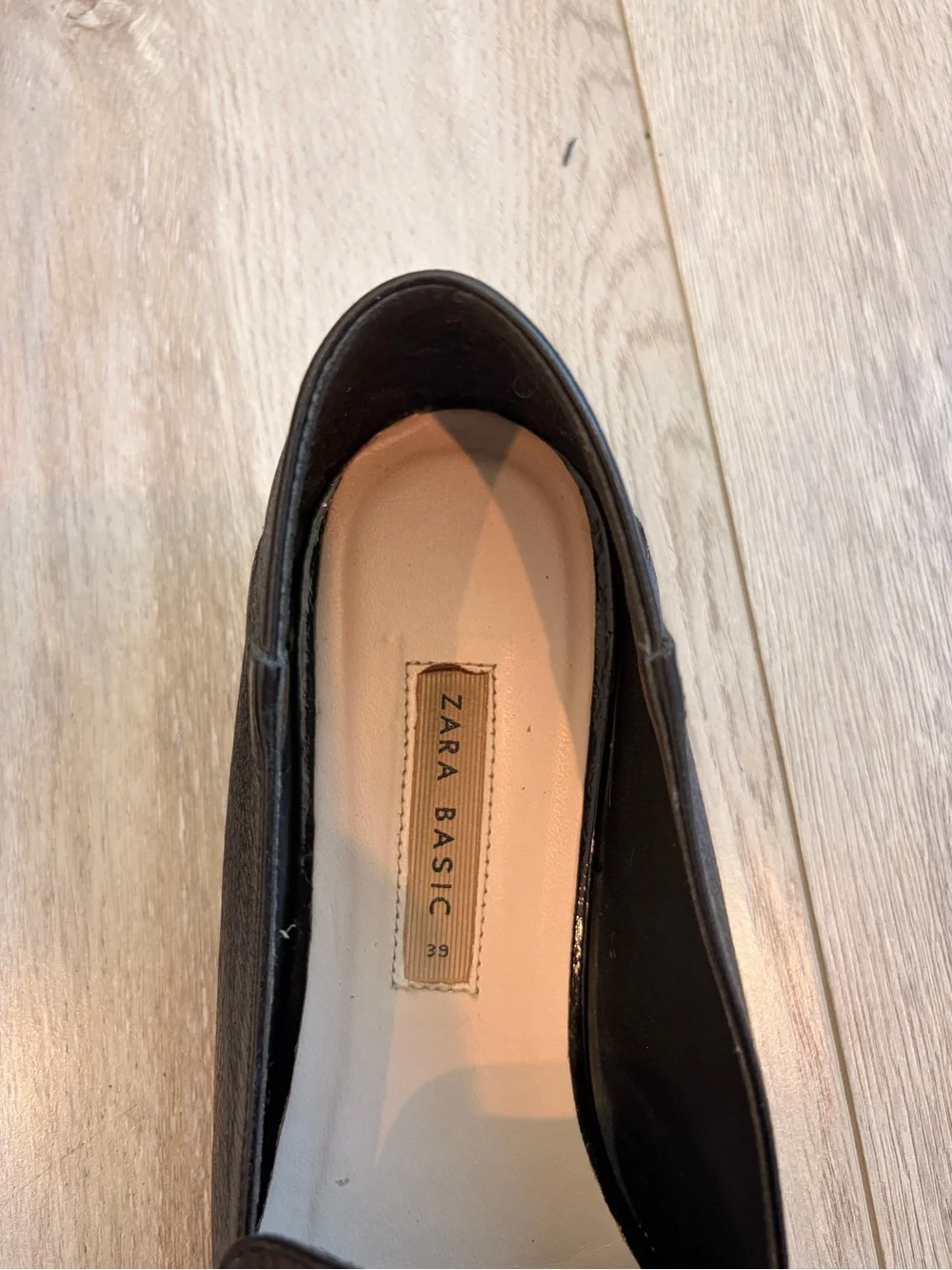 Zara Women’s Black Leather Chain-Trim Loafers